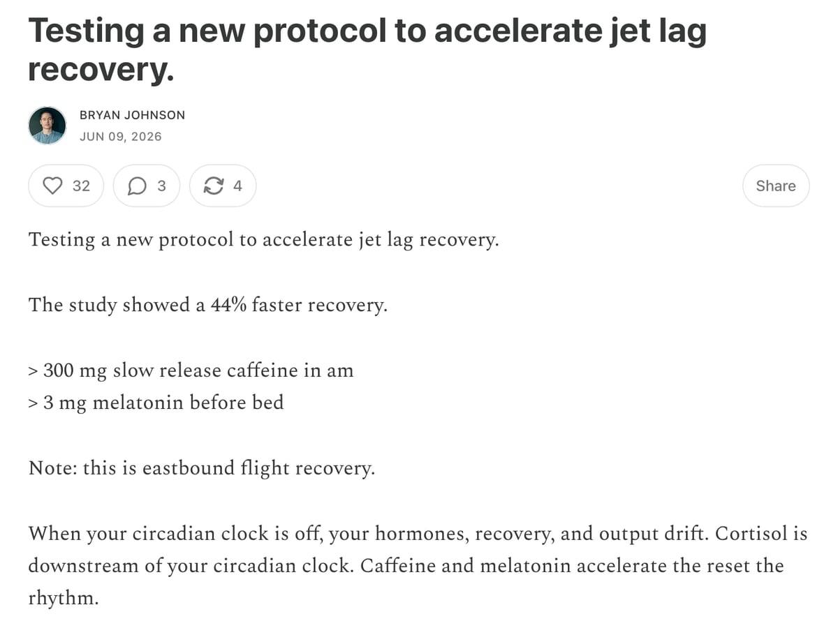 Screenshot des Beitrags von Bryan Johnson über ein Koffein-Melatonin-Protokoll gegen Jetlag