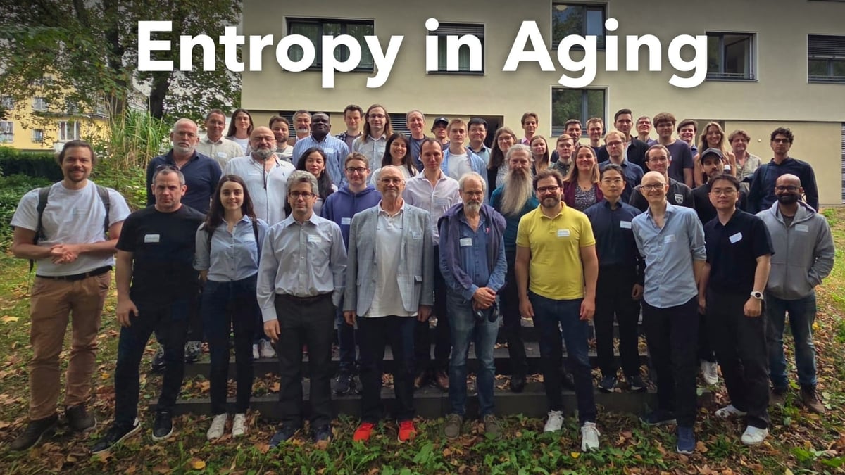 Schriftzug Entropy in Aging über einer violetten Darstellung zellulärer Strukturen.