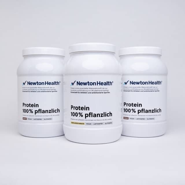 Drei weiße Dosen Newton Health Clean Protein in den Sorten Kakao und Vanille nebeneinander